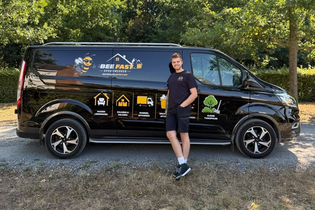 Medewerker van Bee Fast naast de bestelwagen met alle diensten op de zijkant